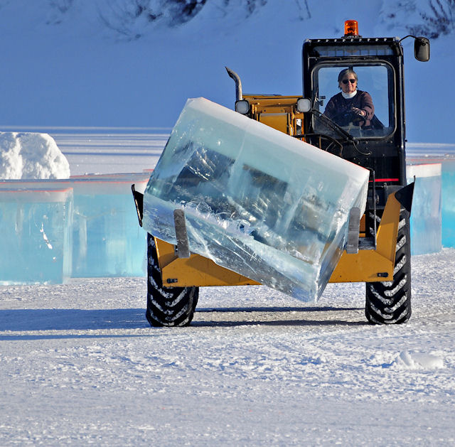 Перевозка куба куска льда из которого будет изготовлена скульптура